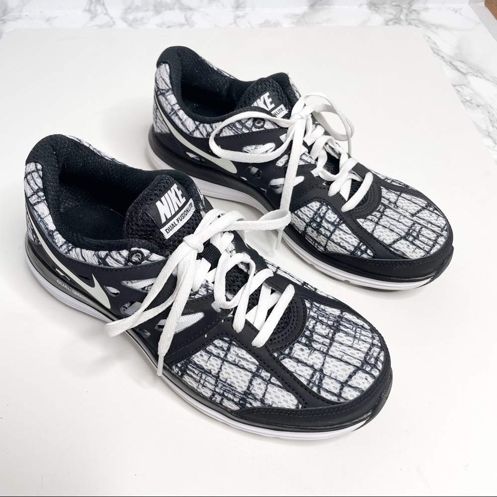 Nike Black White Dual Fusion Lite Running Sneaker